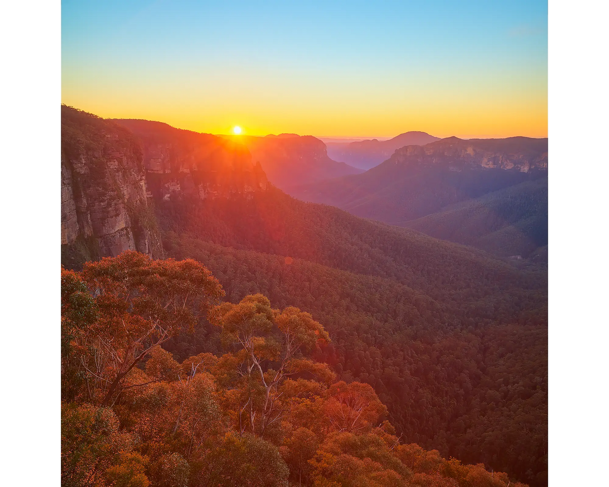 Sun rising over Grose Valley, Blue Mountains National Park, NSW. 