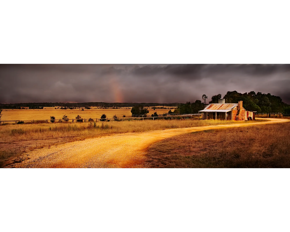 Sunset over an old farmhouse and paddocks in Bungendore, NSW. 