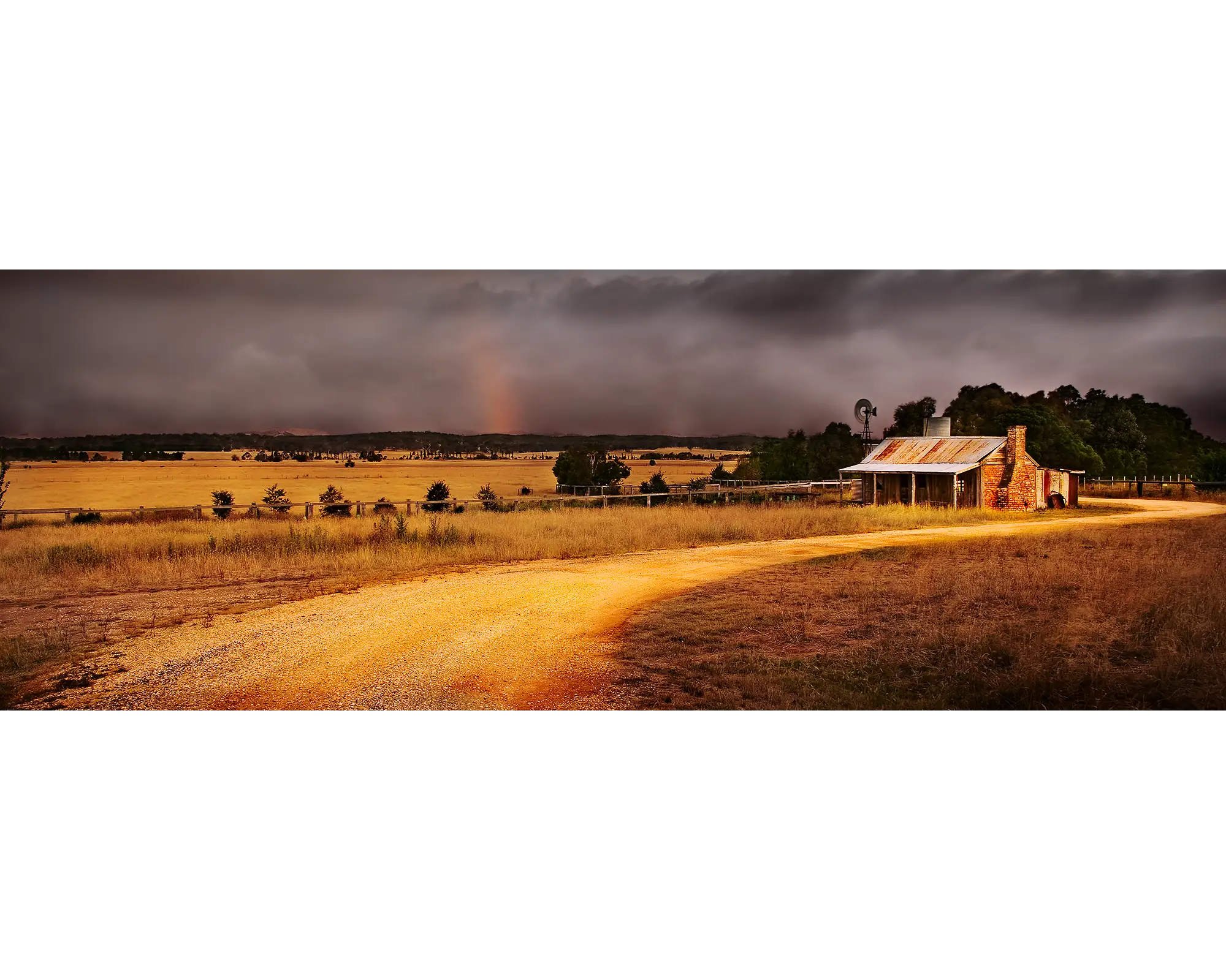 Sunset over an old farmhouse and paddocks in Bungendore, NSW. 