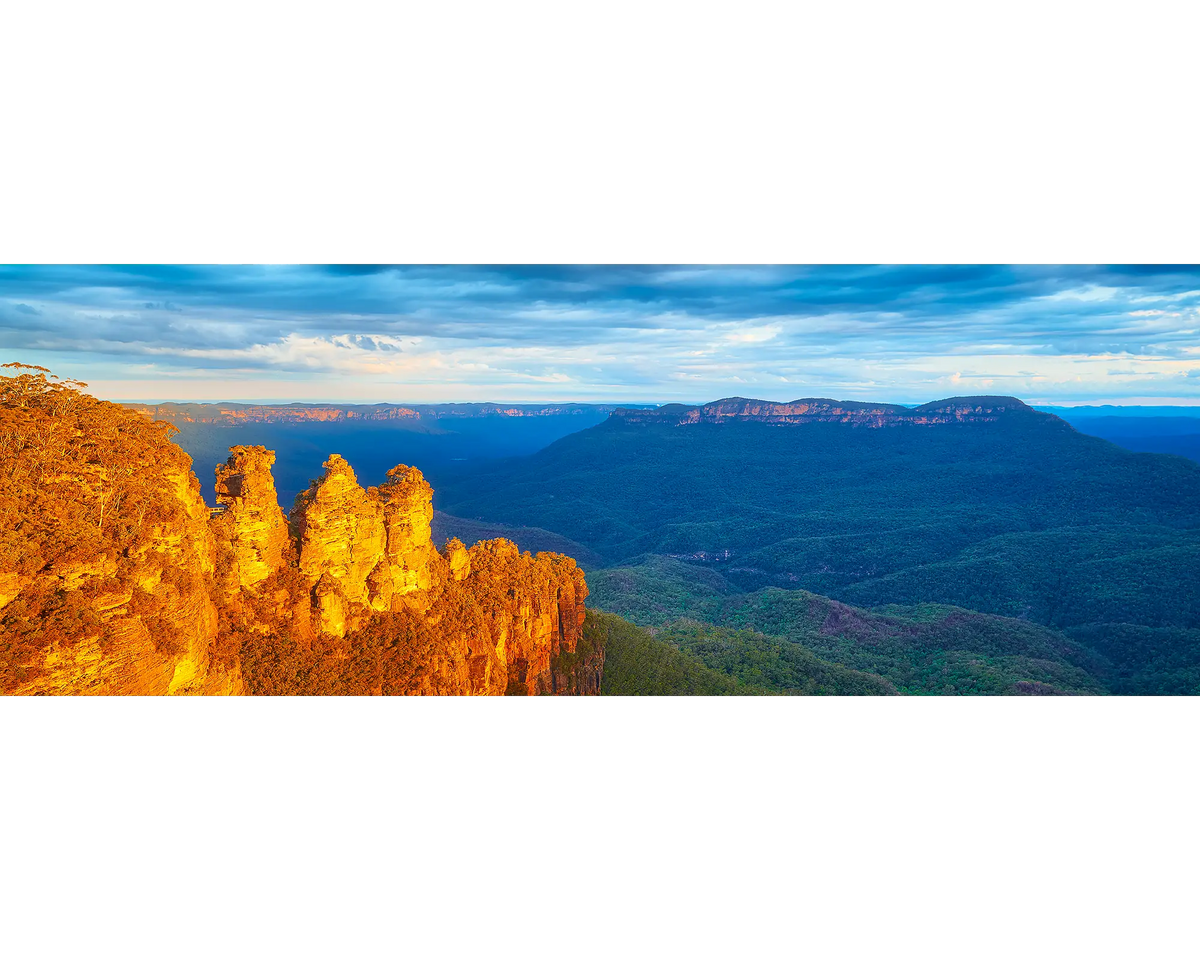 Three Sisters. Sunset in the blue mountains, Katoomba, New South Wales.