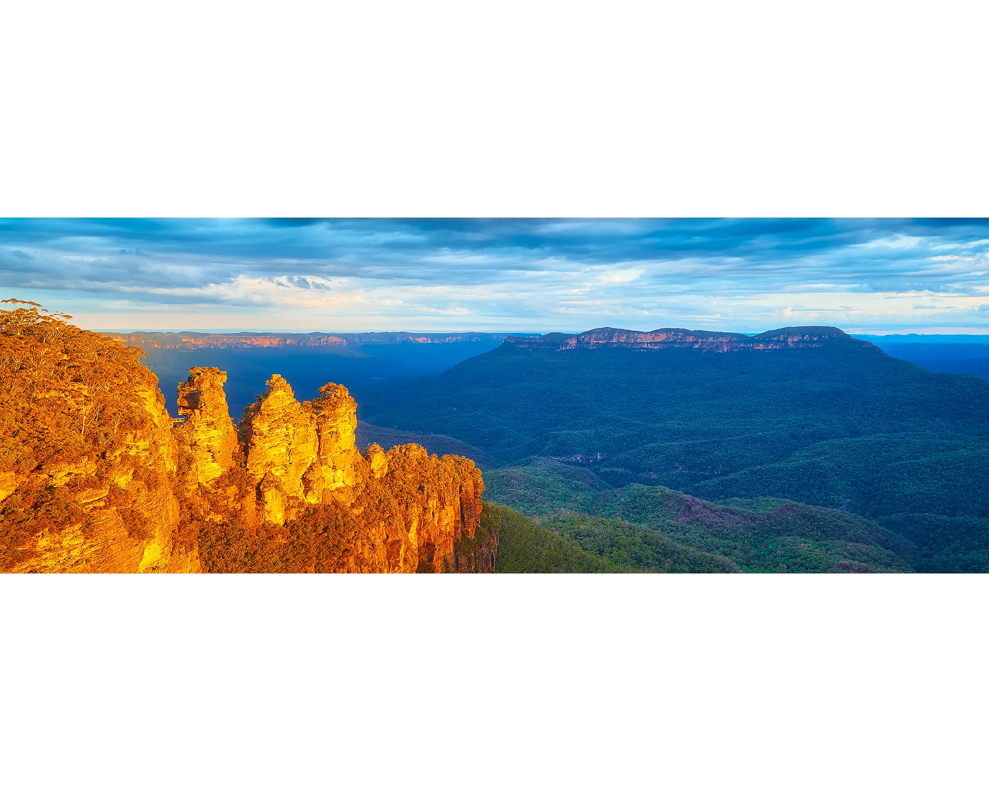 Three Sisters. Sunset in the blue mountains, Katoomba, New South Wales.